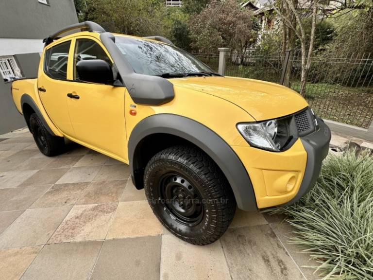 MITSUBISHI - L200 SAVANA - 2013/2013 - Amarela - R$ 125.000,00
